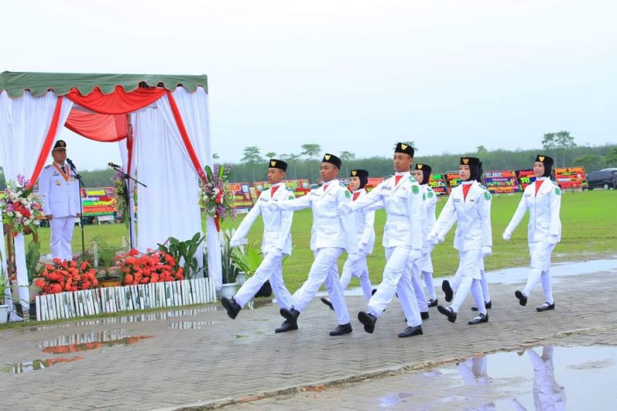 Gelar HUT RI ke - 78, Bupati Hendriyanto Bertindak Sebagai Inspektur Upacara