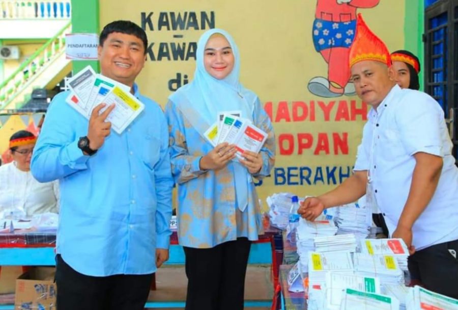 Gunakan Hak Pilih, Bupati Labura dan Istri Nyoblos di TPS 03 Aek Kanopan Timur