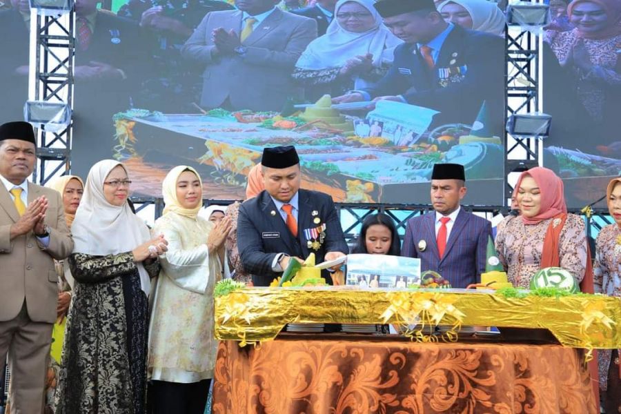 Harla Kabupaten Labura Ke 15, Bupati Hendriyanto Beri Nasi Tumpeng dan Bingkisan ke Tokoh Pemekaran 