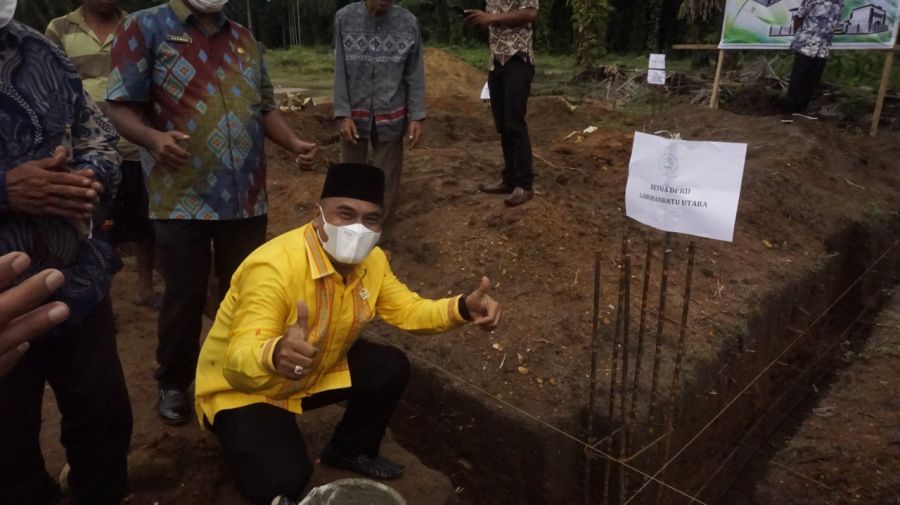 H.Popo  Siregar Peletakan Batu Pertama Pembangunan SMK di Bandar Durian