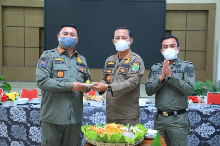 HUT Satpol PP, Bupati Sulang Nasi Tumpeng kepada Kasat Pol PP Labura