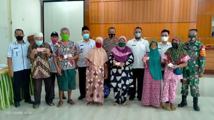 Kades Suka Rame Jalaluddin salur kan BLT - DD Keluarga Penerima Manfaat