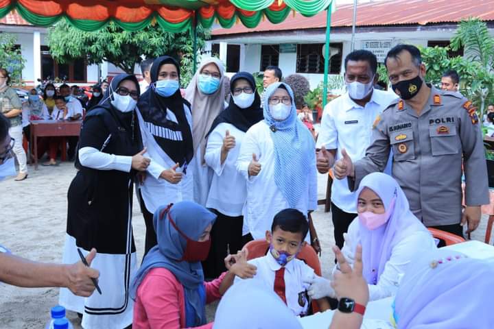 Kadis Kesehatan Saodah Hadiri Launching Vaksinasi Merdeka Anak 6-11 Tahun di SD 112279 Aek Kanopan