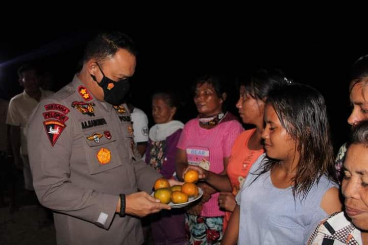 Kapolres LabuhanBatu Beri Bantuan Korban Banjir di Desa Sialang Taji