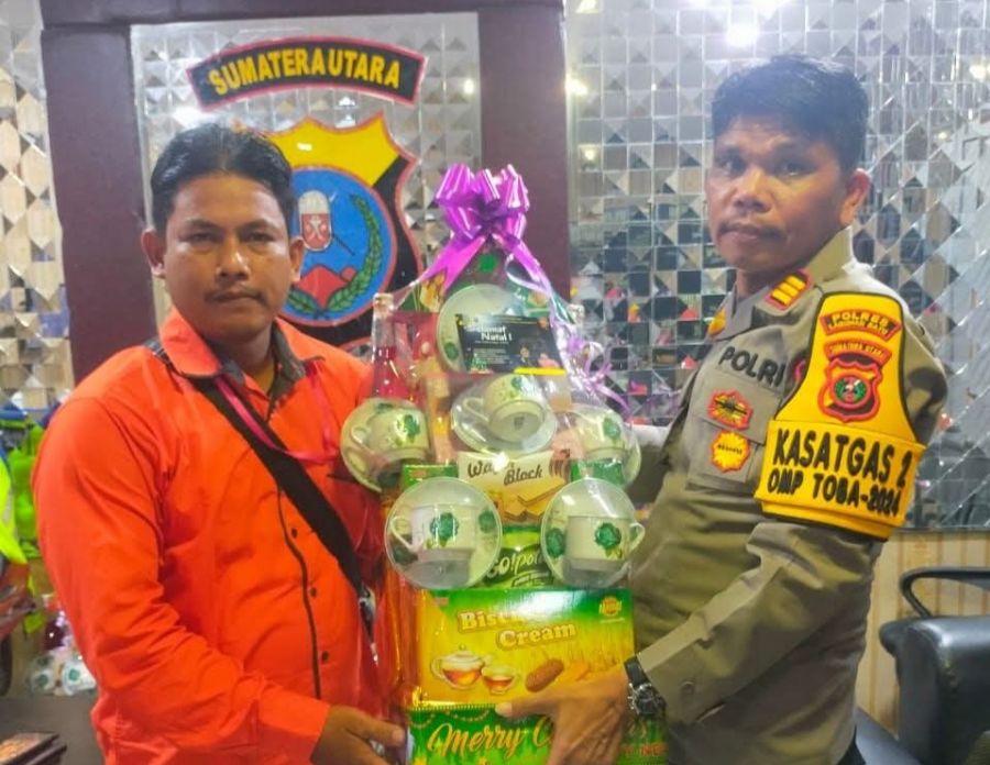 Kapolsek Kualuh Hulu Berikan Cendera Mata kepada Rekan Media yang Merayakan Natal dan Tahun Baru
