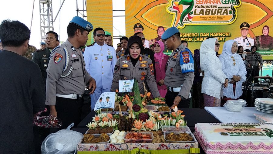 Kapolsek Na IX-X Hadiri Puncak HUT Labura ke-17, Sajikan Nasi Tumpeng di Alun-alun Aek Kanopan