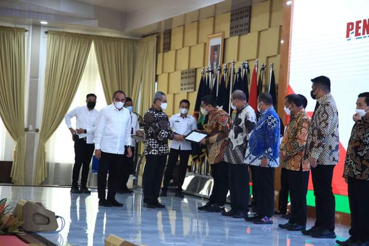 KPK Beri Penghargaan MCP Kepada Bupati Labura Hendriyanto Sitorus