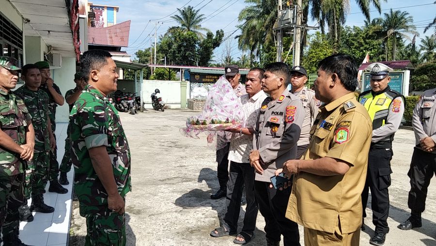 Moment HUT TNI ke 80, Danramil 01 Aek Kanopan Sambut Hangat Kedatangan Kapolsek Kualuh Hulu