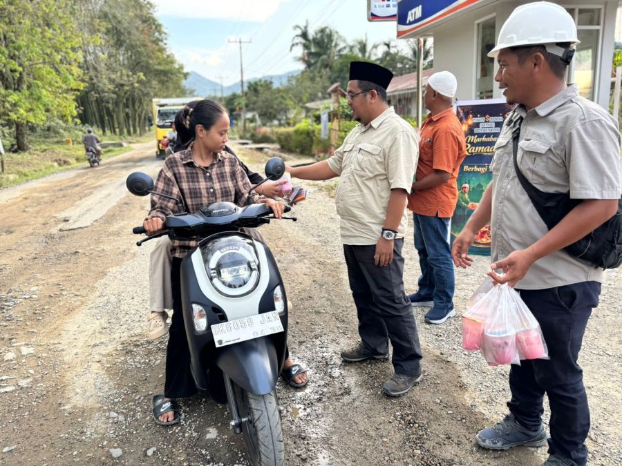 Momentum Bulan Suci Ramadhan, PT Socfindo Aek Pamienke Bagikan 400 Paket Takjil untuk Pengendara