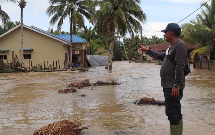 Peduli Bencana, Kwarcab Pramuka Labura Berikan Bantuan Korban Banjir