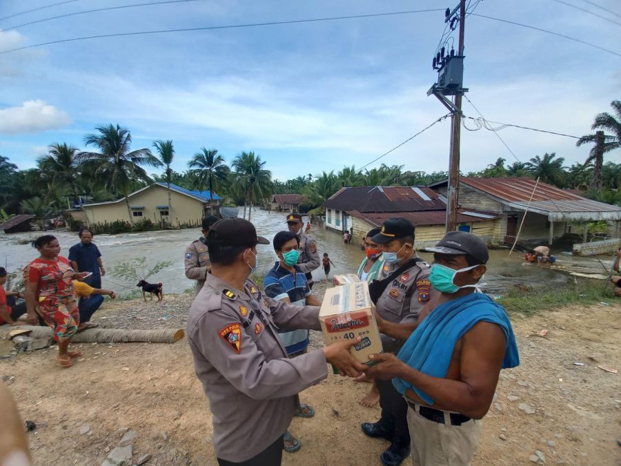 Peduli Korban Banjir, Polsek Kualuh Hulu Berikan Bantuan Sembako