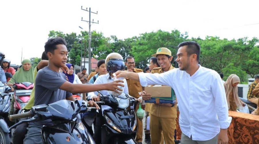 Pemkab Labura Bagikan Takjil kepada Pengguna Jalan Sebagai Wujud Keberkahan Ramadan