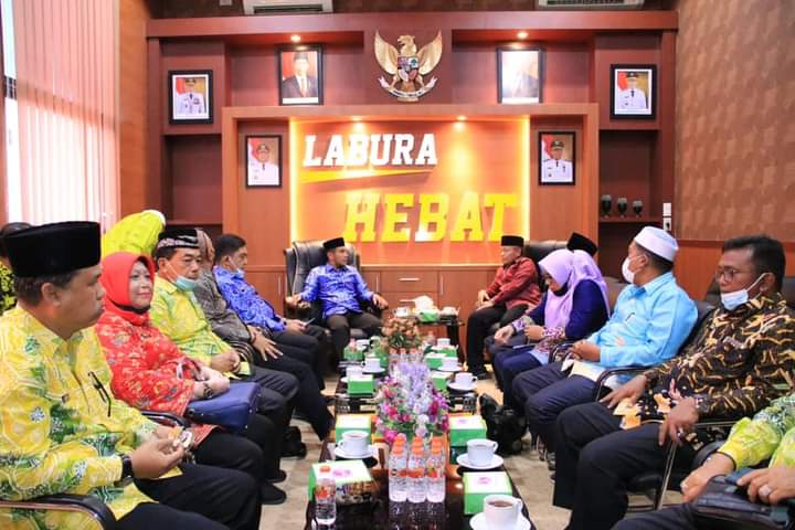 Penyerahan Plakat, Wabup Samsul Apresiasi Kunjungan Plt walikota Tanjung Balai