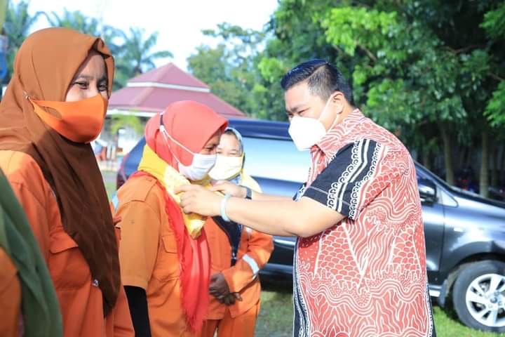 Petugas Kebersihan Dapat Apresiasi dari Bupati dan Wabup Labura