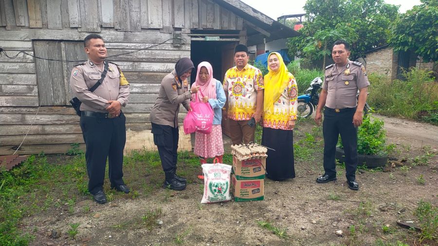 Polsek NA IX-X Salurkan Bansos ke Warga Aek Kota Batu, Perkuat Kedekatan Polri dengan Masyarakat