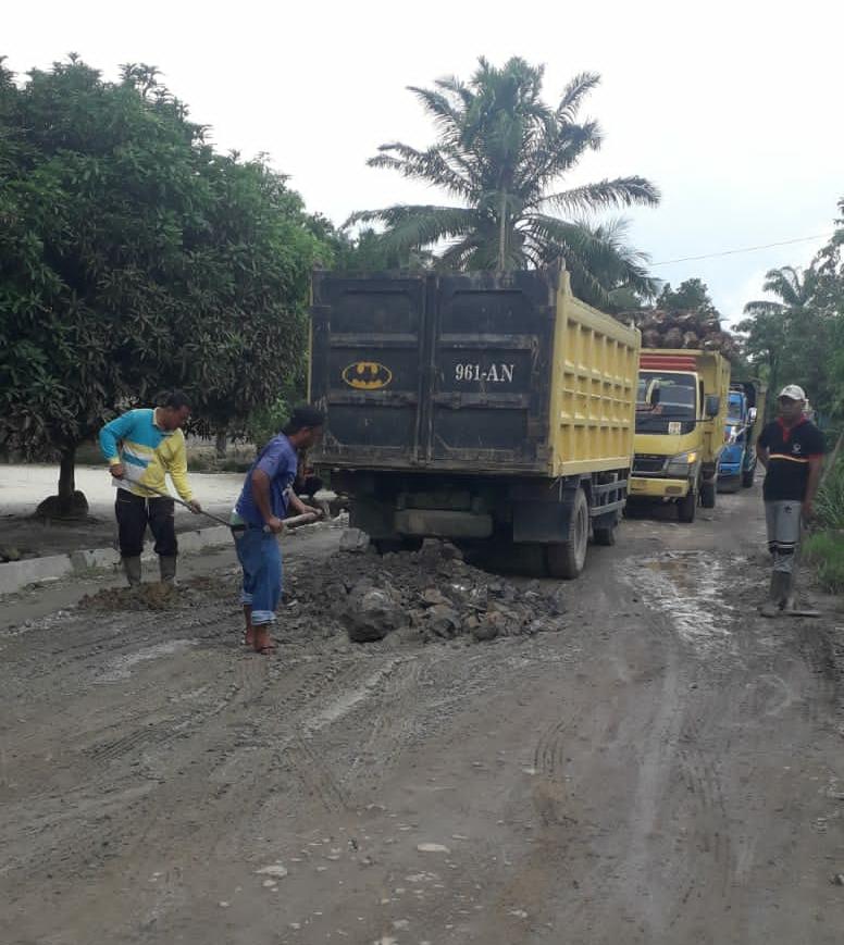 PT ASA Lakukan Perbaikan Jalan di Desa Sukarame Baru