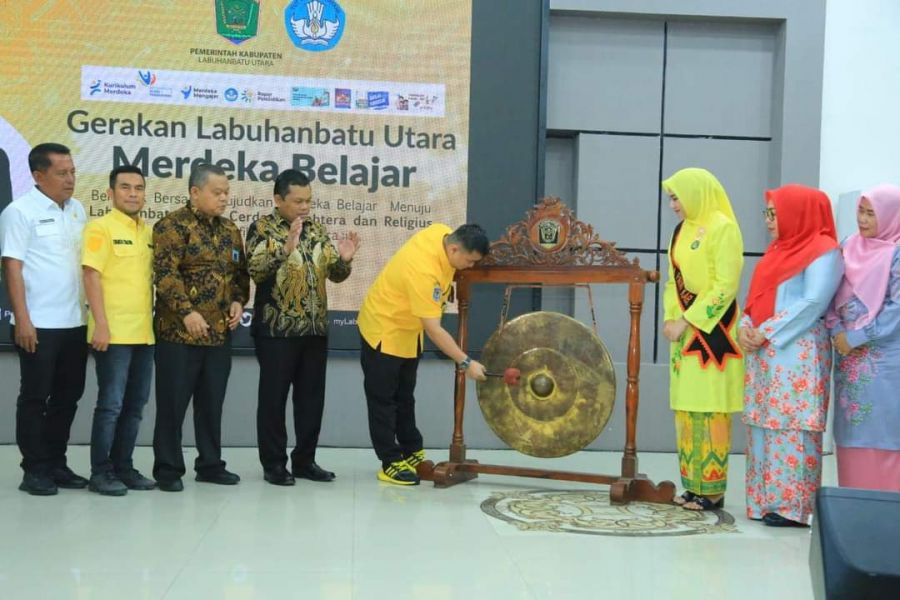 Pukul Gong, Bupati Buka Secara Resmi Kegiatan Gerakan Labura Merdeka Belajar 