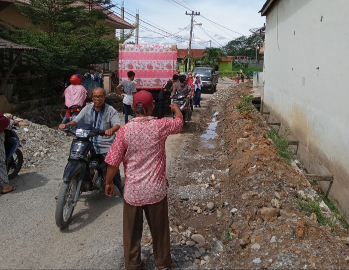 Reza Anggota DPRD Asahan, Risau Lihat Ruas Jalan Padang Gala Gala