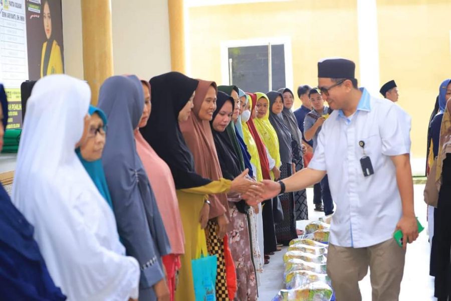 Salurkan 280 Paket Sembako, Bupati Labura Apresiasi Muslimah Hebat 