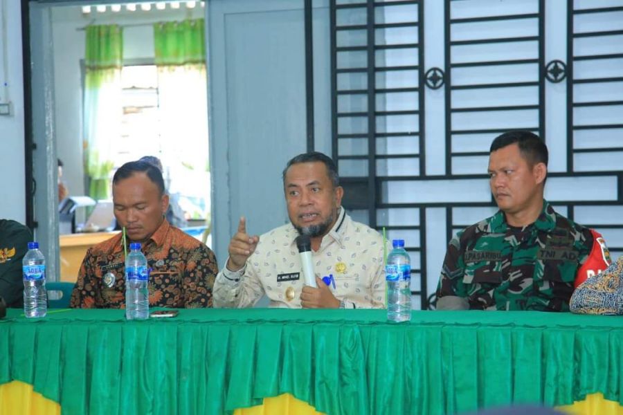 Salurkan BLT DD, Bupati Hendriyanto Berpesan Bantuan Digunakan Untuk Modal Usaha 
