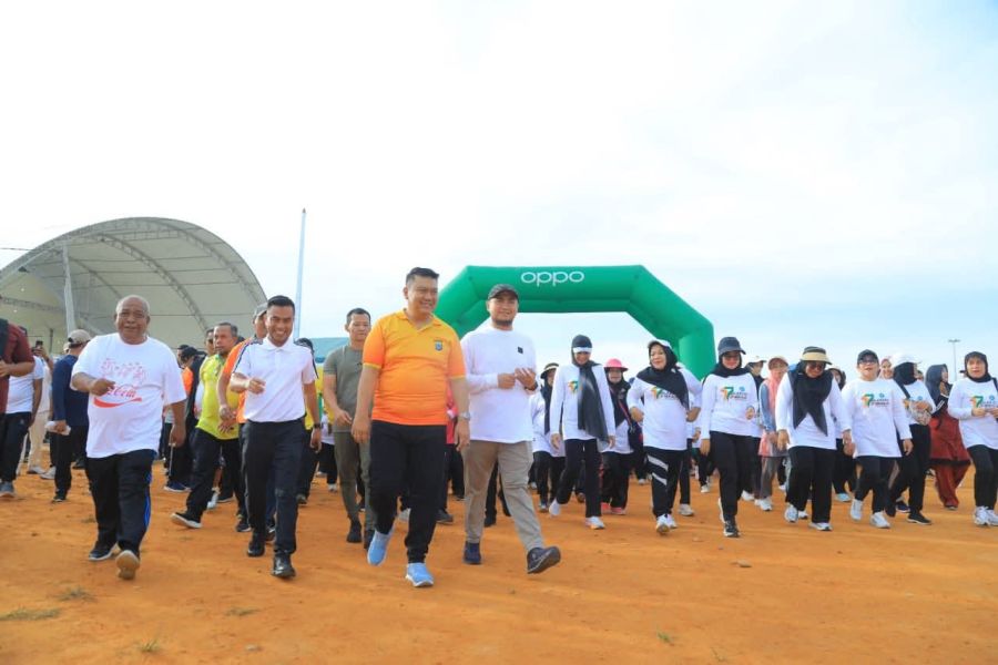 Sambut Hari Jadi Ke-17, Pemkab Labura Gelar Jalan Santai 