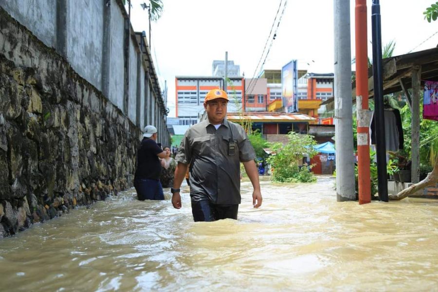 Sigap dan Peduli, Bupati Labura Hendriyanto Ikut Evakuasi Warga Korban Banjir 
