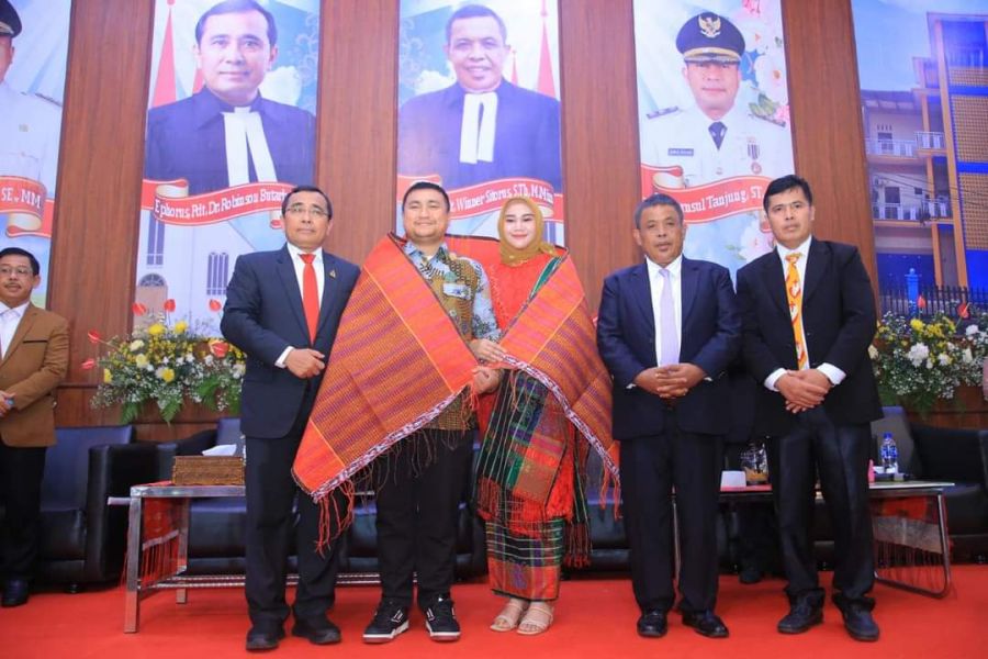 Tanda Kasih & Persaudaraan, Bupati Labura Disematkan Kain Ulos oleh Ephorus HKBP 