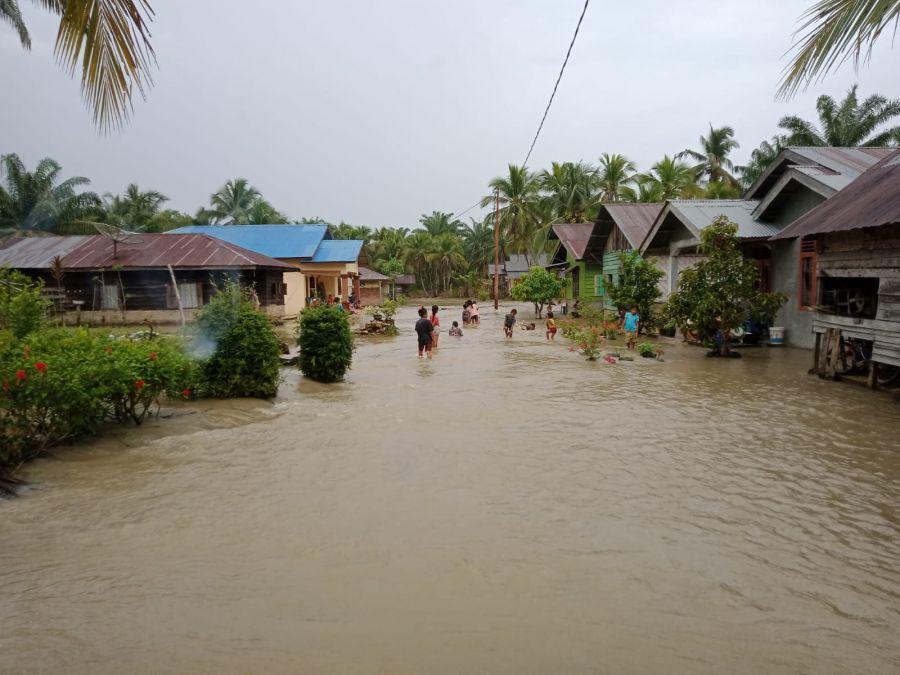 Tanggul Penahan Sungai Kualuh Jebol, Rumah Warga Terbawa Arus
