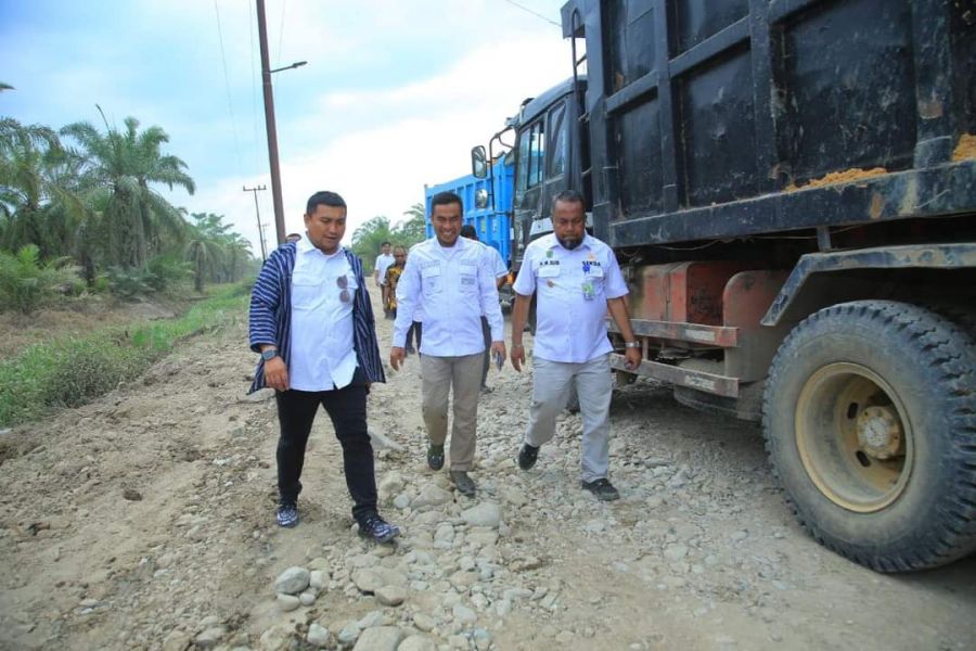 Tinjau Pembangunan Jalan Gunting Saga, Bupati HYS Ucapkan Terimakasih ke Presiden Jokowi 