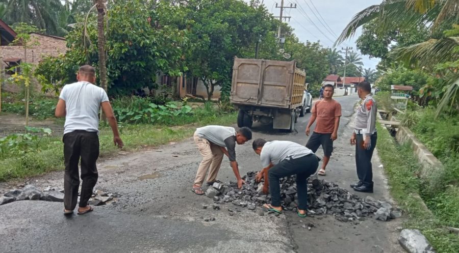 Unit Lantas Polsek Kualuh Hulu Kembali Perbaiki Jalan Demi Kelancaran Arus Jelang Nataru