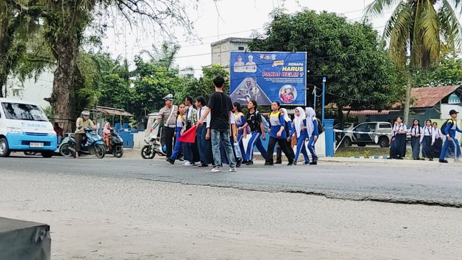 Unit Lantas Polsek Kualuh Hulu Laksanakan Rutinitas Penyebarangan Anak Sekolah 