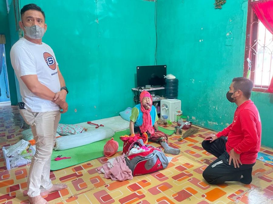 Wabup Labura Bantu Warga yang Terkena Kanker Mulut