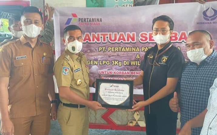 Wabup Samsul Didampingi Kabag Perekonomian Candra Terima Bantuan Sembako Untuk Korban Banjir
