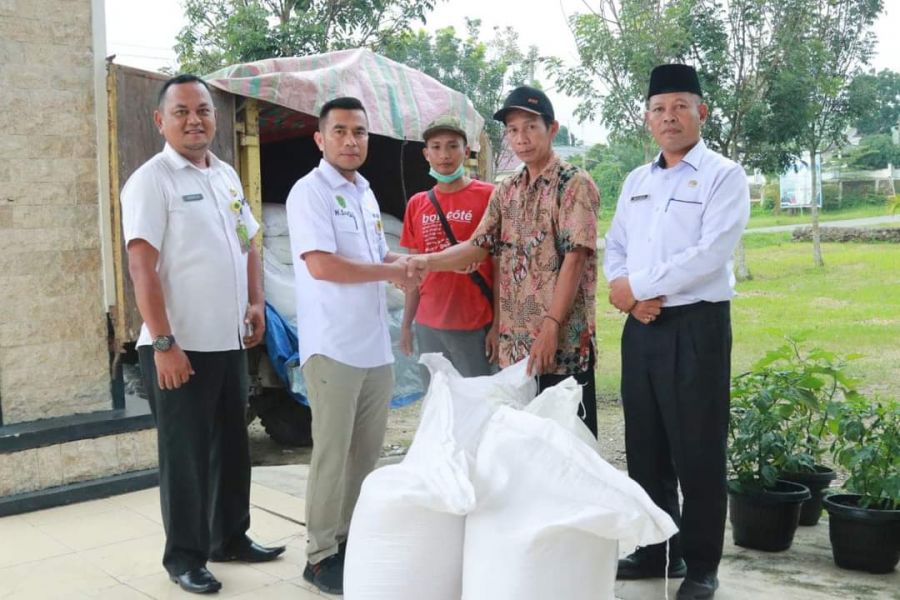 Wabup Samsul Didampingi Kadis Hampang Mujiono  Salurkan 4, 2 Ton Beras Kepada Korban Banjir