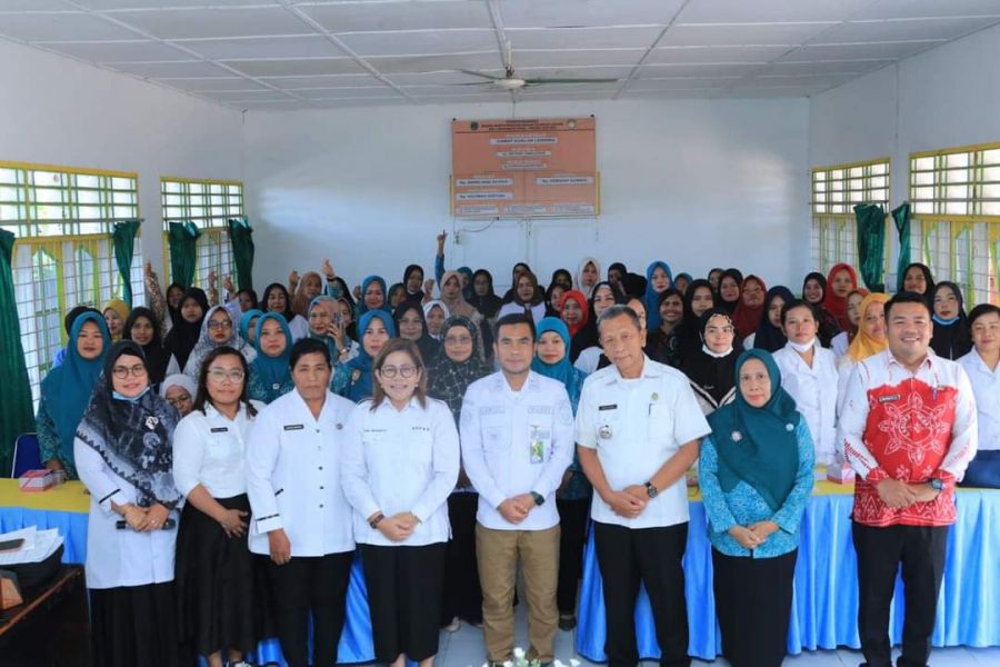Wabup Samsul  Didampingi Kadis PPKB Erni Melinda Kejar Bola  Penanganan Stunting Di Labura