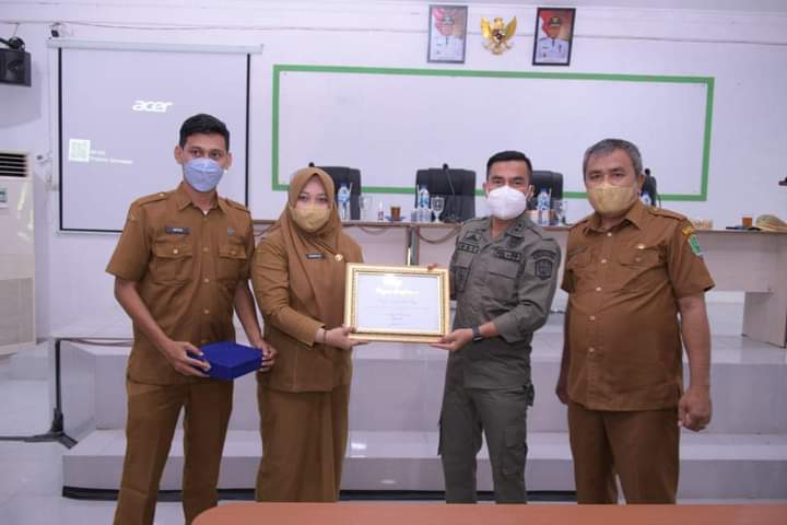 Wabup Samsul Didampingi Plt Kadis Pertanian drh Sudarija Serahkan Bantuan Kepada Kelompok Tani