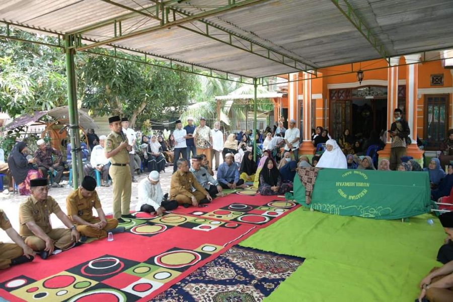 Wabup Samsul Takziah di Kediaman Mantan Kades Alm. H. Surya Erwinsyah Pane