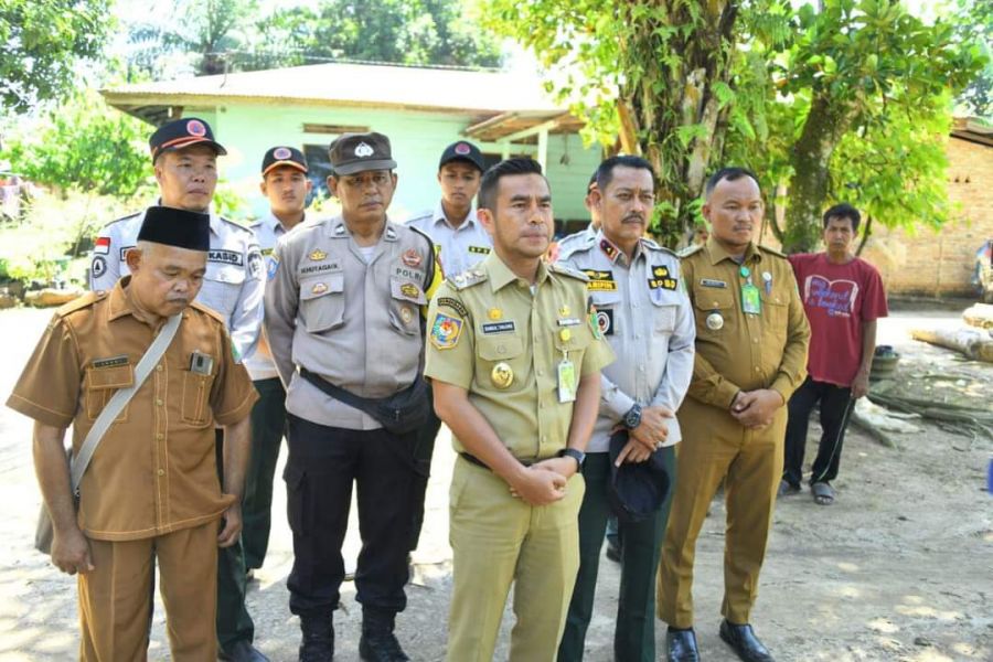 Wakil Bupati Labura Menyerahkan Bantuan Kepada Warga Desa Tanjung Pasir