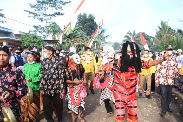 Warga Sonomartani Sambut  Bupati dan Rombongan dengan Tarian Jawa