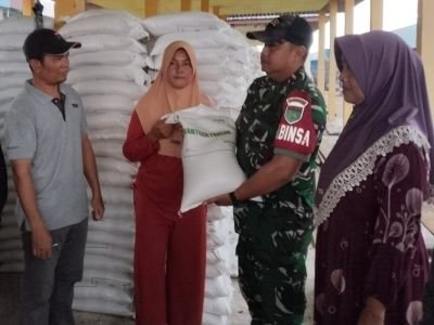 BABINSA KORAMIL 05/GAS DAMPINGI KEGIATAN PEMBERIAN BANTUAN BERAS SEBANYAK 21.300 KG KEPADA 710KK