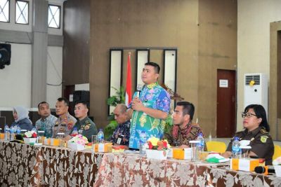 Bupati Hendriyanto Bersama Wabup Samsul Salurkan Bansos kepada Nelayan dan Supir Angkot