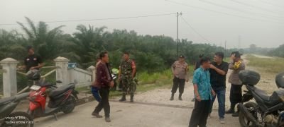 Cegah Banjir di Tenayan Raya, Babinsa dan Warga Tinjau Normalisasi Sungai Teleju
