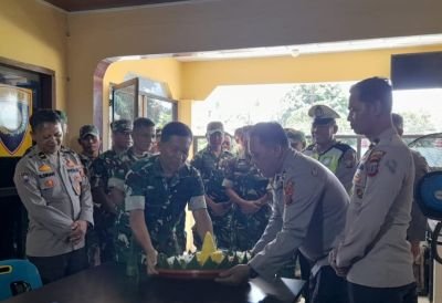 danramil-01ak-datangi-polsek-kualuh-hulu-bawa-tumpeng-dan-ucapkan-selamat-hari-bhayangkara-ke-80