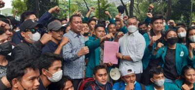 Dedi Iskandar Anggota DPRD Sumut Terima  Aspirasi  Mahasiswa Dalam Aksi Unjuk Rasa
